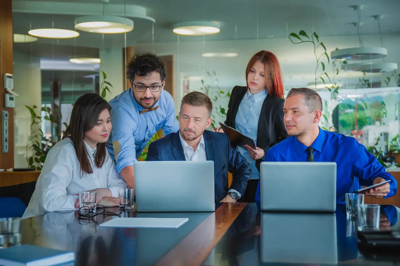 Equipe da TrademarkIQ em sessão de trabalho estratégico
